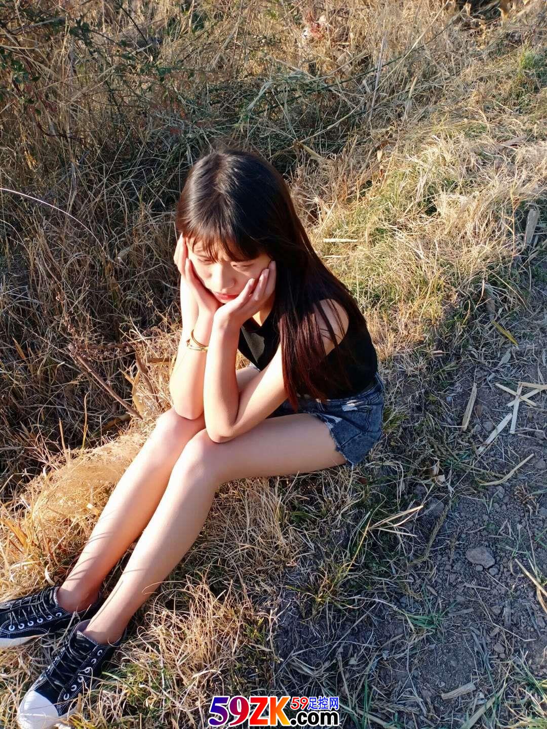 高中女生美腿坐在草地上