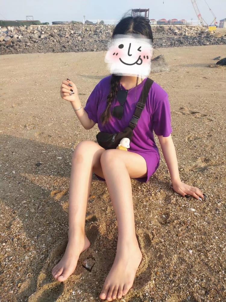 海边沙滩女孩美腿嫩脚