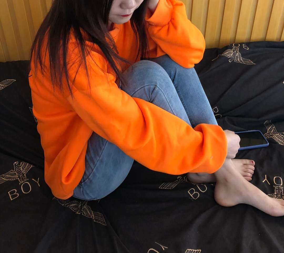 橙色衣服女孩可爱嫩脚