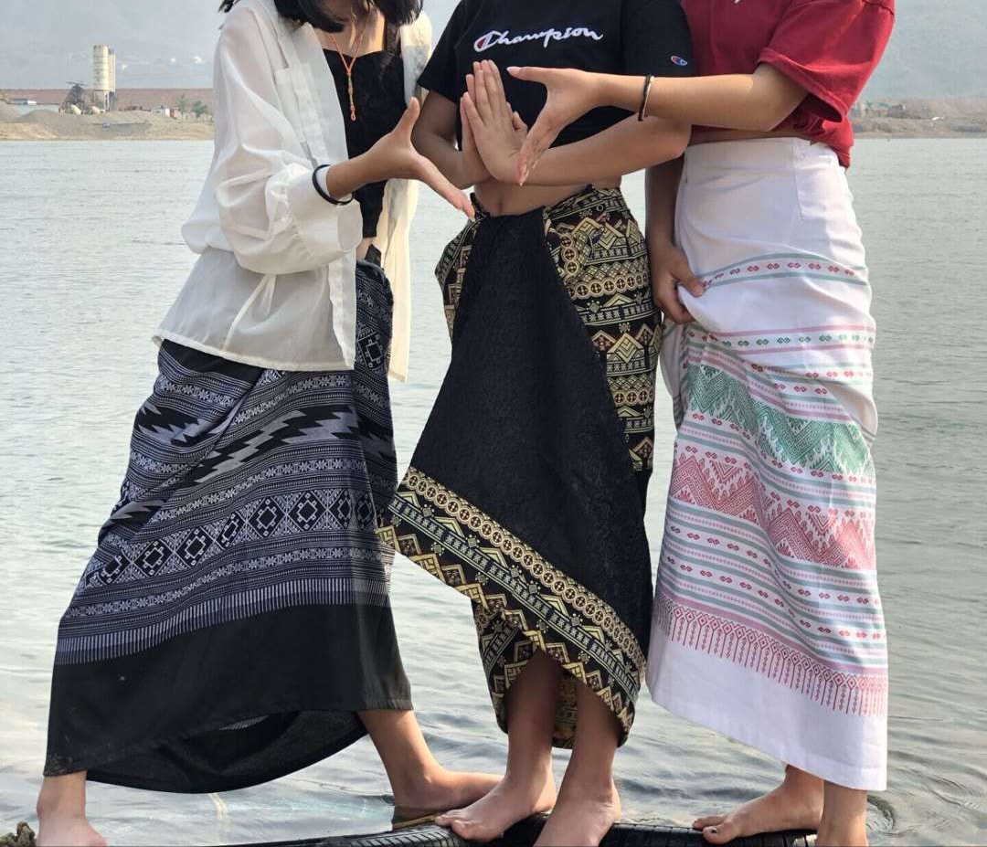 三个女孩水里赤脚玩耍